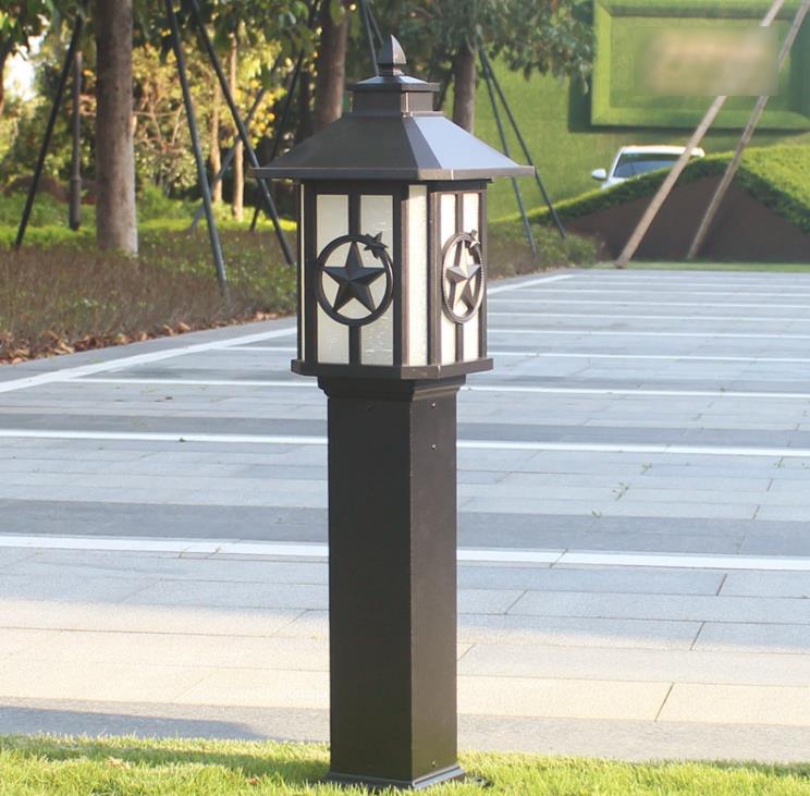 Svjetiljka iz lawna izvan moderne stanovne parkove vrtovne travnje lampe